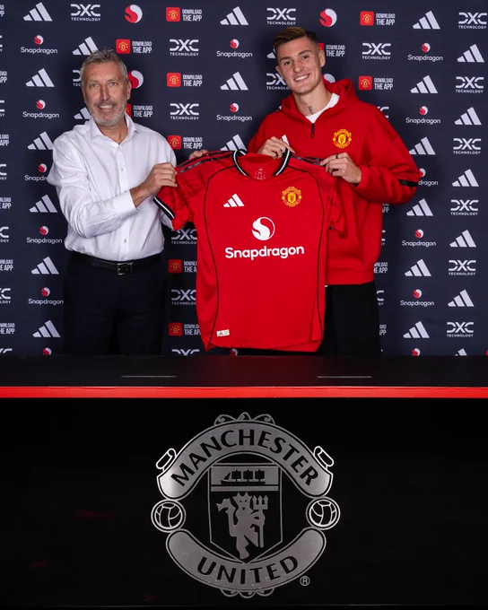 Benjamin Sesko signs for Manchester United, and poses with Jason Wilcox.