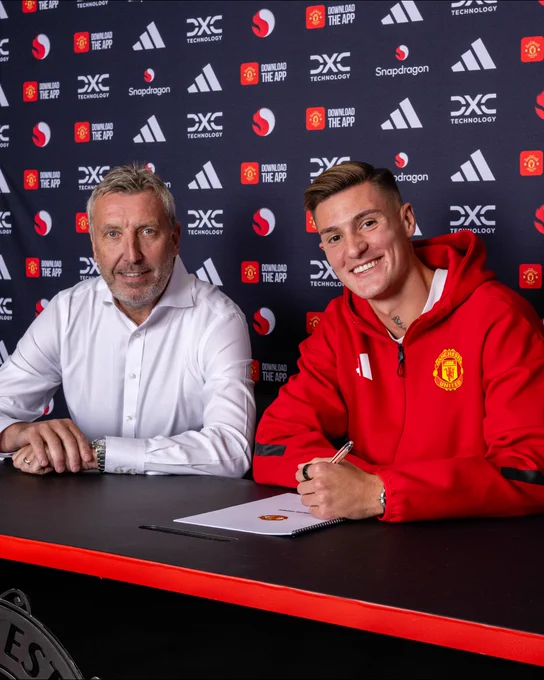 Benjamin Sesko signs for Manchester United, and poses with Jason Wilcox.