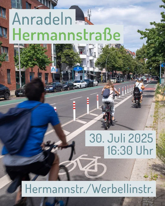 Anradeln Hermannstraße - 20. Juli 2025 - 16:30 Uhr - Hermannstr./Werbellinstr. - Das Bild im Hintergrund zeigt drei Radfahrende auf der Protected Bikelane Hermannstraße, Fahrtrichtung Nord, auf Höhe des Aldis / U Leinestraße, die im Hintergrund zu sehen sind.