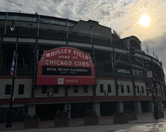 Rye Sandberg honored on the Wrigley Field marquee