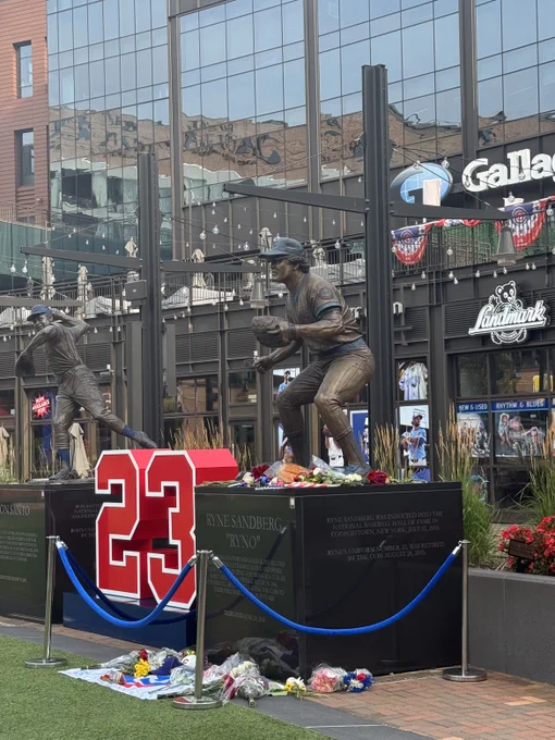 Ryne Sandberg statue