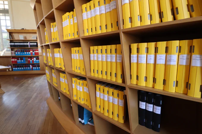 📂 Mais c’est quoi un instrument de recherche (IR) ?
Les IR sont des outils (papier ou numériques) qui décrivent le contenu d’un fonds : comme un inventaire, une table des matières ou un catalogue. Ils vous permettent de cibler les documents que vous cherchez.

Un IR contient généralement :
◽ une présentation du fonds (qui l’a produit, contexte, etc.)
◽ une liste structurée des documents (par thème ou chronologie)
◽ les cotes associées pour consulter ou commander les articles

💡 Environ 90 % de nos fonds sont décrits dans un IR, et plus de 3 000 IR sont consultables en ligne !