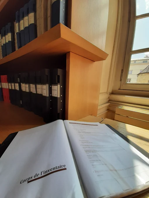 Avant de plonger dans nos archives, il est essentiel de comprendre comment elles sont organisées. La semaine dernière, nous vous expliquions le cadre de classement. Voici un rappel utile 👇

◾ Cadre de classement pour les archives départementales : plan directeur utilisé pour organiser les fonds. Les documents y sont répartis en séries (ex : série M pour l'administration générale et économie) et en sous-séries (ex : 5 M pour la santé et hygiène publique, 9 M pour l'industrie). C’est ce classement qui détermine leur cote.
