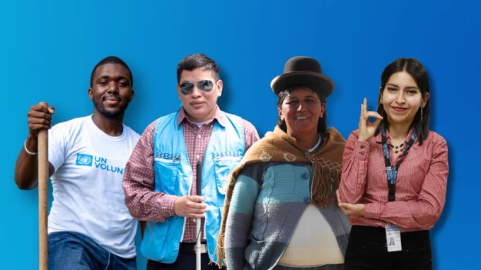 Cuatro voluntarios diversos de la ONU aparecen juntos frente a un fondo azul degradado. De izquierda a derecha: un hombre sosteniendo una herramienta y usando una camiseta blanca de Voluntario de la ONU; un hombre con gafas obscuras sosteniendo un bastón blanco y usando un chaleco azul claro; una mujer indígena con ropa tradicional andina y sombrero; y una mujer con blusa roja sonriendo mientras hace la seña de “OK” en Lengua de Señas.