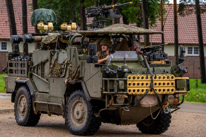 🚀 Defending against drone threats at #ProjectFlytrap 4.0! U.S. & U.K. Soldiers train with tech like the Terrestrial Layer System Manpack. U.S. Amb to NATO Matthew G. Whitaker also got a look at the latest counter-drone gear! #ThisisUSAREURAF #SwordOfFreedom #StrongerTogether