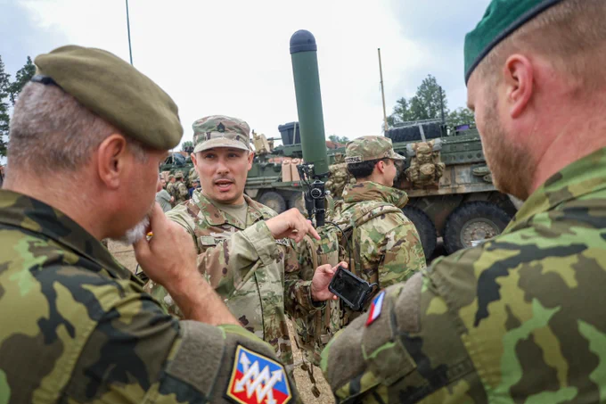 🚀 Defending against drone threats at #ProjectFlytrap 4.0! U.S. & U.K. Soldiers train with tech like the Terrestrial Layer System Manpack. U.S. Amb to NATO Matthew G. Whitaker also got a look at the latest counter-drone gear! #ThisisUSAREURAF #SwordOfFreedom #StrongerTogether