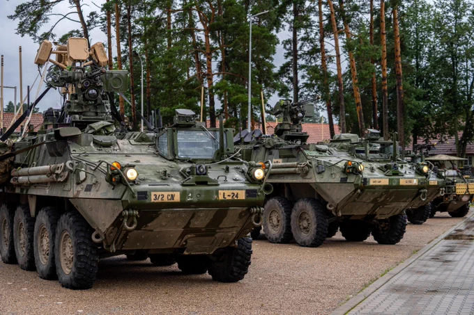 🚀 Defending against drone threats at #ProjectFlytrap 4.0! U.S. & U.K. Soldiers train with tech like the Terrestrial Layer System Manpack. U.S. Amb to NATO Matthew G. Whitaker also got a look at the latest counter-drone gear! #ThisisUSAREURAF #SwordOfFreedom #StrongerTogether