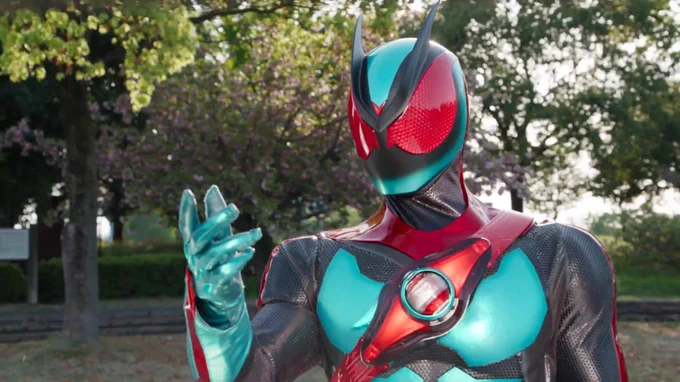 Shot from Kamen Rider Gavv: Invaders of the House of Snacks of Kamen Rider Zeztz in a park raising his right hand slightly