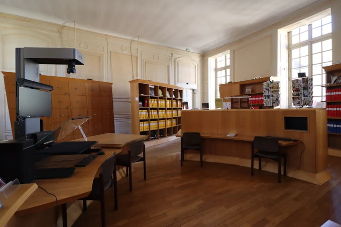 🧑‍💼 Besoin d’aide ? Contactez-nous !
Notre équipe d’archivistes est là pour vous accompagner :
◾ En salle de lecture
◾ Par téléphone au 03 80 64 64 45
◾ Via notre formulaire de contact sur notre site internet 
◾ Pour toute demande approfondie, vous devez impérativement nous écrire par email. Nos archivistes ne feront pas de recherche suite à une demande qui a été effectuée par téléphone.

Ce service est gratuit, sauf si votre demande implique une reproduction de documents.

🔗 Plus d’infos sur notre page dédiée aux "Recherches par correspondance" : https://archives.cotedor.fr/v2/site/AD21/En_pratique/Recherches_par_correspondance
 
⚠️ À noter : nous ne réalisons pas de recherches généalogiques à votre place. Pour cela, rapprochez-vous des associations spécialisées du département. Leurs coordonnées sont également disponibles sur notre site sur la page des recherches par correspondance.