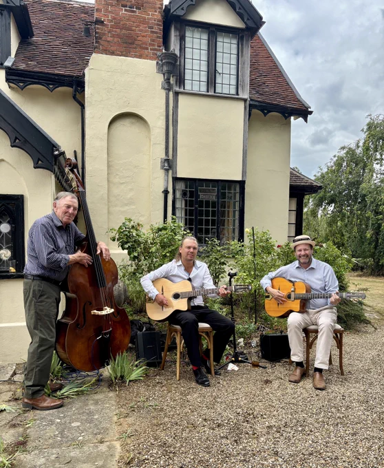 https://www.jonnyhepbir.co.uk/post/jonny-hepbir-gypsy-jazz-trio-performing-at-a-party-in-essex-featuring-a-genuine-django-reinhardt-con