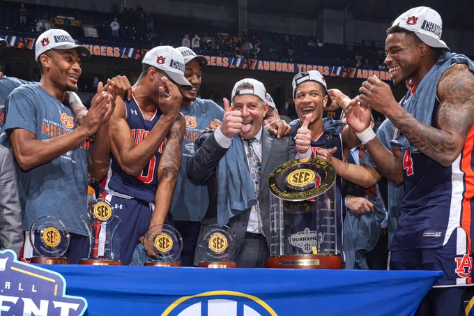 The 2018-19 team celebrating their SECT Championship