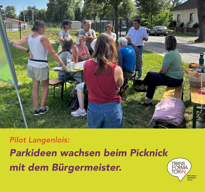 Bürger:innen stehen und sitzen um einen Tisch draußen im Freien und diskutieren miteinander. Im Hintergrund sieht man Bäume und eine Dorfstraße.

Weitere kleine Abbildung: ein Würfel mit neun Feldern auf jeder Seite. Diese Felder sind mit diversen Icons aus dem Bereich öffentlicher Raum gestaltet.

Überschrift: Parkideen wachsen beim Picknick mit dem Bürgermeister
Subline: Transformatorin.at/toolbox-navigator
Logo: Transformator:in, Logozusatz: öffentlicher Mobilitätsräume
