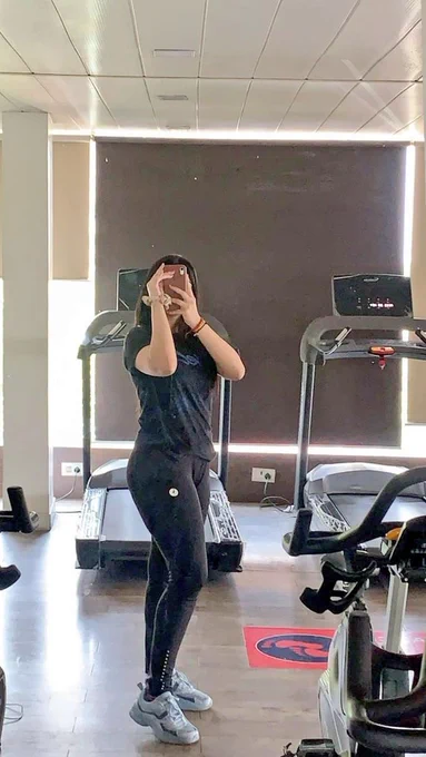 A quick selfie 😍after the gym session.. Addicted to clicking selfies these days as mentioned in my previous post!! 🧡
