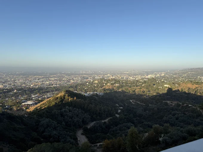 Los Angeles au lever de soleil, vu d'en l'observatoire de Griffith
On aperçoit l'ombre de la coupole au loin