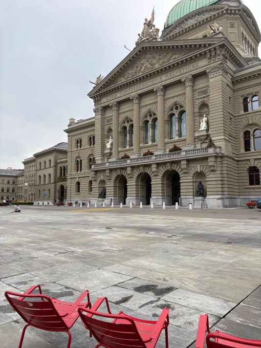 ein großes steinernes Gebäude mit Säulen und einem steinernen Gehweg