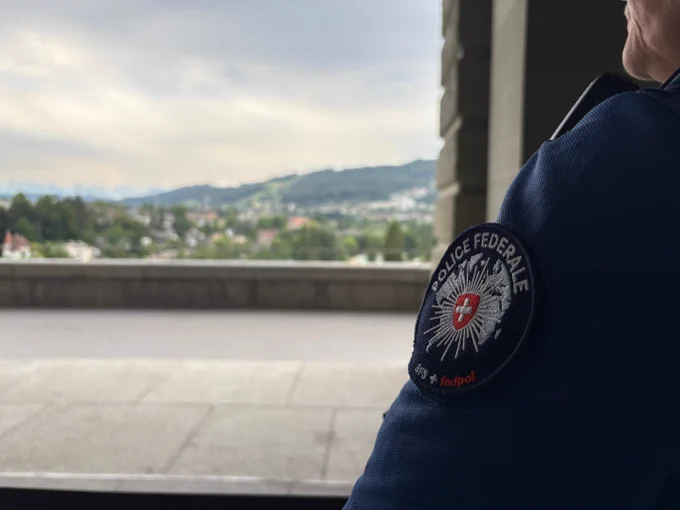 ein Patch auf dem Ärmel des Hemdes einer Person