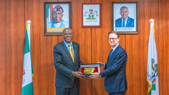 CBN Governor Olayemi Cardoso presents a souvenir to the British High Commissioner to Nigeria, Dr. Richard Montgomery, during a strategic meeting held at the CBN Head Office on Wednesday, August 20, 2025.