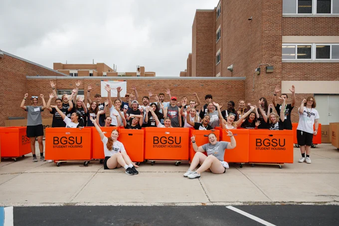 Group photo of volunteers at Move-in