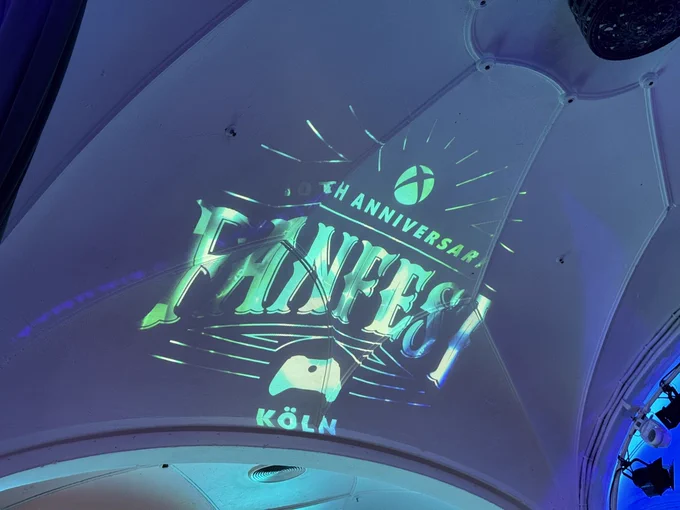 Ceiling projection displaying ‘10th Anniversary FANFEST KÖLN’ with the Xbox logo, celebrating a decade of the event in Cologne.