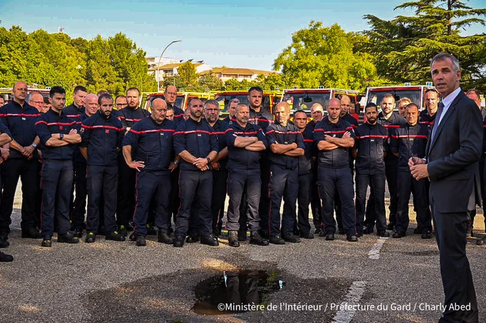 Le secrétaire général de la préfecture s’exprime face aux pompiers rassemblés
