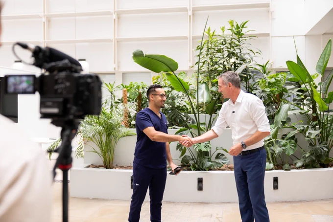 Dr Dev Gakhar shaking hands with Peter Kyle, Science Secretary.