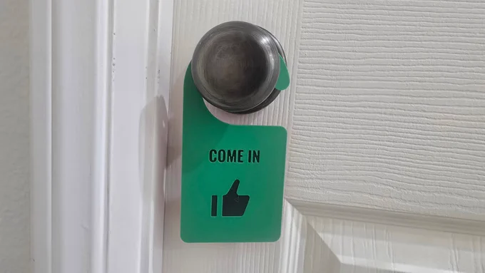 A 3D printed door hanger that reads "Come In."