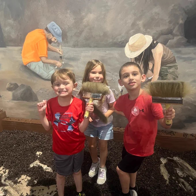 Nuestros alumnos de primer grado se lo pasaron genial en el Museo Interactivo, explorando las fuerzas y el movimiento. El mejor aprendizaje es aquel que ni siquiera te das cuenta. Empujaron, jalaron y descubrieron la ciencia que explica el movimiento de las cosas.
