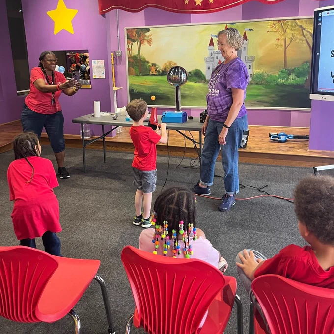 Nuestros alumnos de primer grado se lo pasaron genial en el Museo Interactivo, explorando las fuerzas y el movimiento. El mejor aprendizaje es aquel que ni siquiera te das cuenta. Empujaron, jalaron y descubrieron la ciencia que explica el movimiento de las cosas.