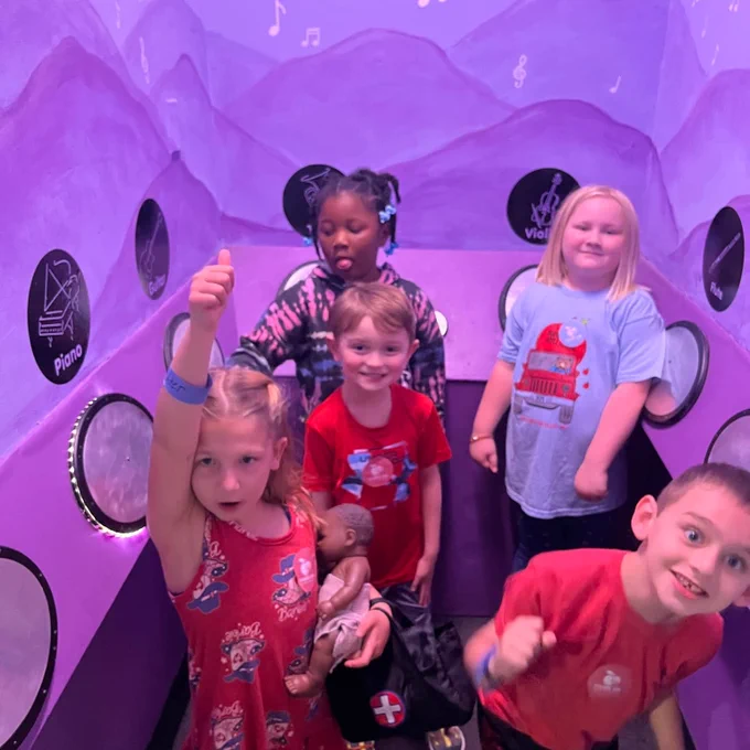 Nuestros alumnos de primer grado se lo pasaron genial en el Museo Interactivo, explorando las fuerzas y el movimiento. El mejor aprendizaje es aquel que ni siquiera te das cuenta. Empujaron, jalaron y descubrieron la ciencia que explica el movimiento de las cosas.