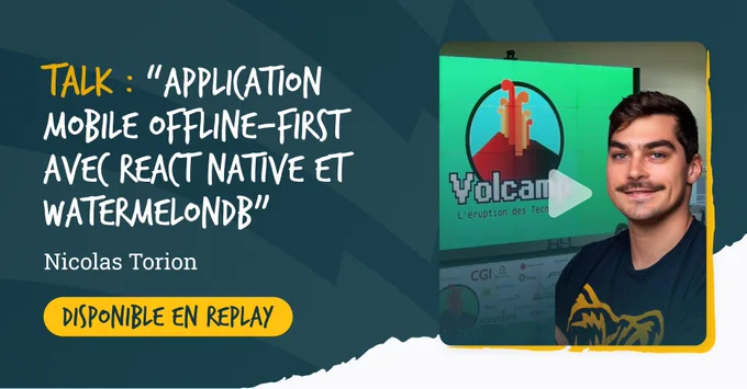 Visuel présentant la conférence de Nicolas, avec une photo de lui sur le fond de la scène de Volcamp, le titre de sa conférence "Application mobile offline-first avec React Native et WatermelonDB" et l'information "disponible en replay"
