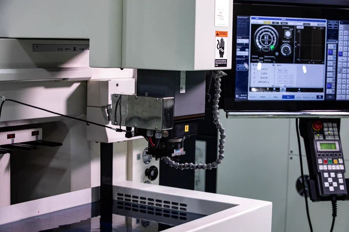 Makino EDGE2i Sinker EDM machine