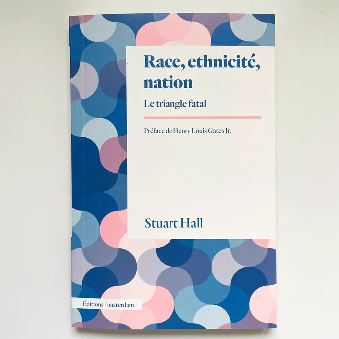 Photo de la première de couverture de l'ouvrage Race, ethnicité, nation. Le triangle fatal, écrit par Stuart Hall, préfacé par Henry Louis Gates Jr. et postfacé par Kobena Mercer.