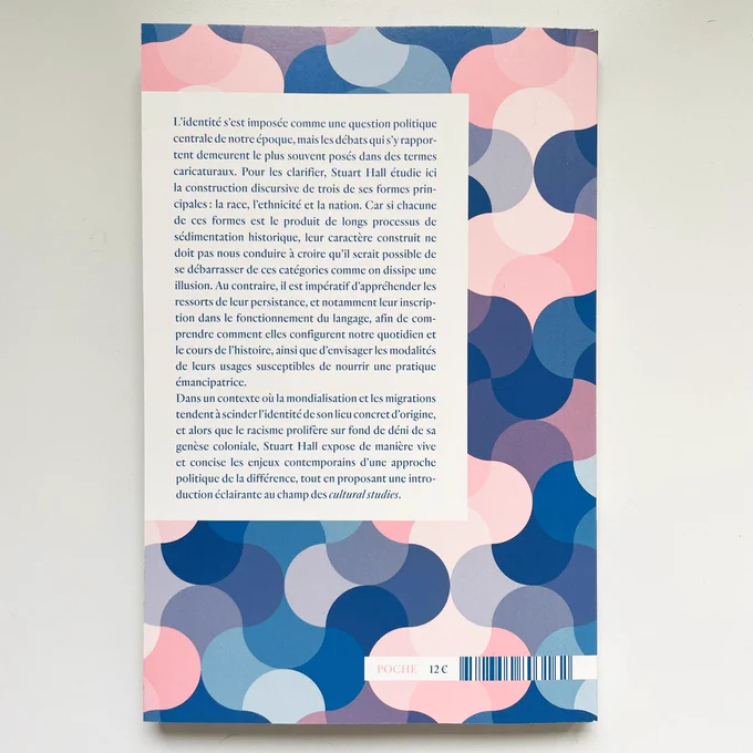 Photo de la quatrième de couverture : L’identité s’est imposée comme une question politique centrale de notre époque, mais les débats qui s’y rapportent demeurent le plus souvent posés dans des termes caricaturaux. Pour les clarifier, Stuart Hall étudie ici la construction discursive de trois de ses formes principales : la race, l’ethnicité et la nation. Car si chacune de ces formes est le produit de longs processus de sédimentation historique, leur caractère construit ne doit pas nous conduire à croire qu’il serait possible de se débarrasser de ces catégories comme on dissipe une illusion. Au contraire, il est impératif d’appréhender les ressorts de leur persistance, et notamment leur inscription dans le fonctionnement du langage, afin de comprendre comment elles configurent notre quotidien et le cours de l’histoire, ainsi que d’envisager les modalités de leurs usages susceptibles de nourrir une pratique émancipatrice.
Dans un contexte où la mondialisation et les migrations tendent à 