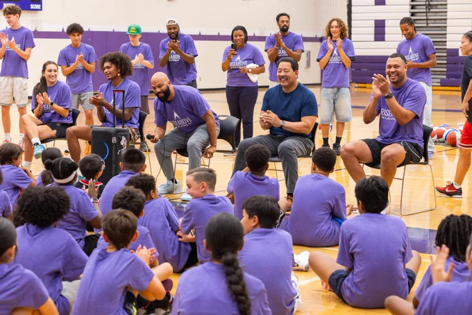 Mayor Harrell at the Rise Above basketball clinic 