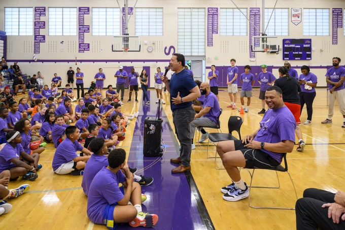 Mayor Harrell at the Rise Above basketball clinic 