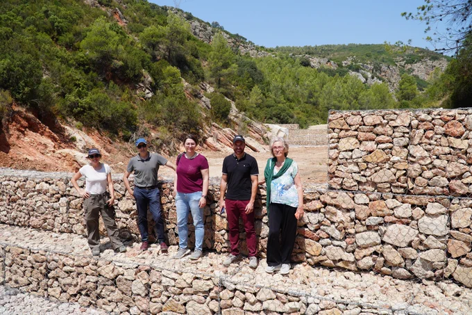 Técnicos de la CHJ y del proyecto SpongeWorks visitaron las obras de restauración hidrológico-forestal realizadas por el MITECO en un barranco de Siete Aguas.