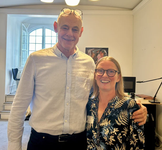 Erik står til venstre for Diana med armen om Dianas skulder.