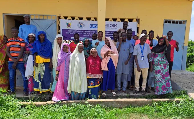 Grace au financement de Prolac, Plan International Cameroun, en partenariat avec OIM initie des AGR dans 09 villages du Logone et Chari pour lutter contre la vulnérabilité des populations affectés par les differentes crises au Nord du Cameroun.  Ce programme cible 240 bénéficiaires dont 120 en AGR individuelles et les autres à travers des groupements d’intérêts économiques. 
140 cibles dont 120 femmes issues des villages de Waglam, Makary centre, Dolé et Maladi, Nigué  et Fotokol centre  ont été  formés sur plusieurs modules telsques  la  gestion de l’entreprise, la  comptabilité, la planification et le leadership.