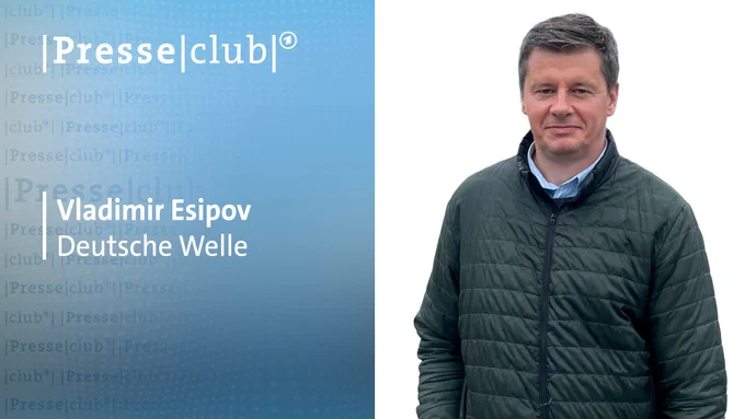ein Mann in einer Jacke