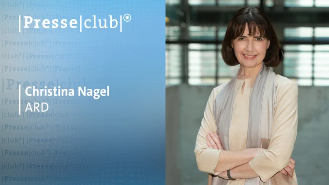 eine Frau mit braunen Haaren und verschränkten Armen