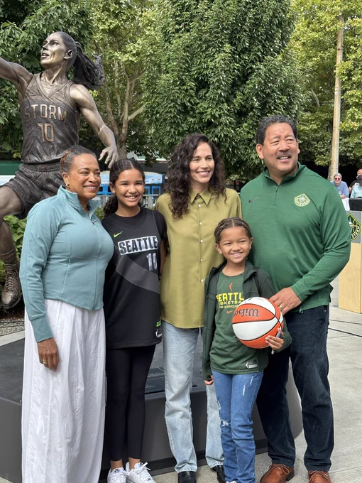 Mayor Harrell with First Lady and his grandchildren with Sue Bird