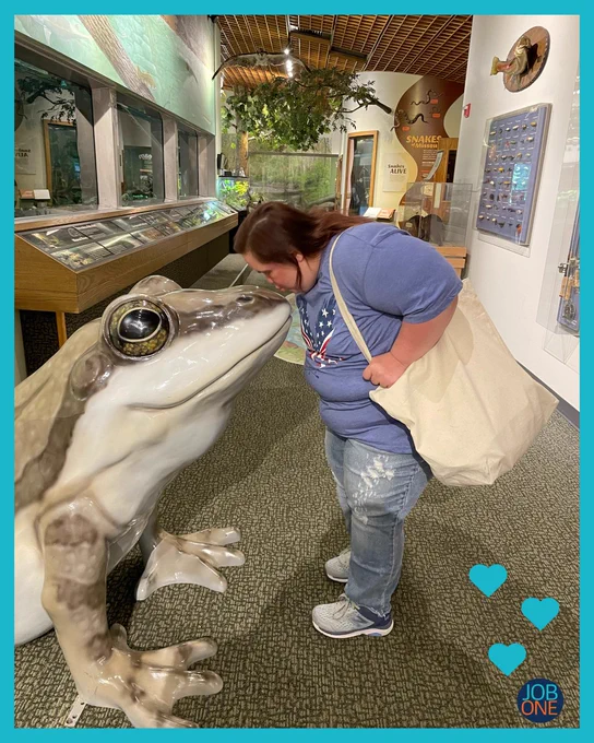 Jaqueline kissing a frog to see if it transforms into a prince