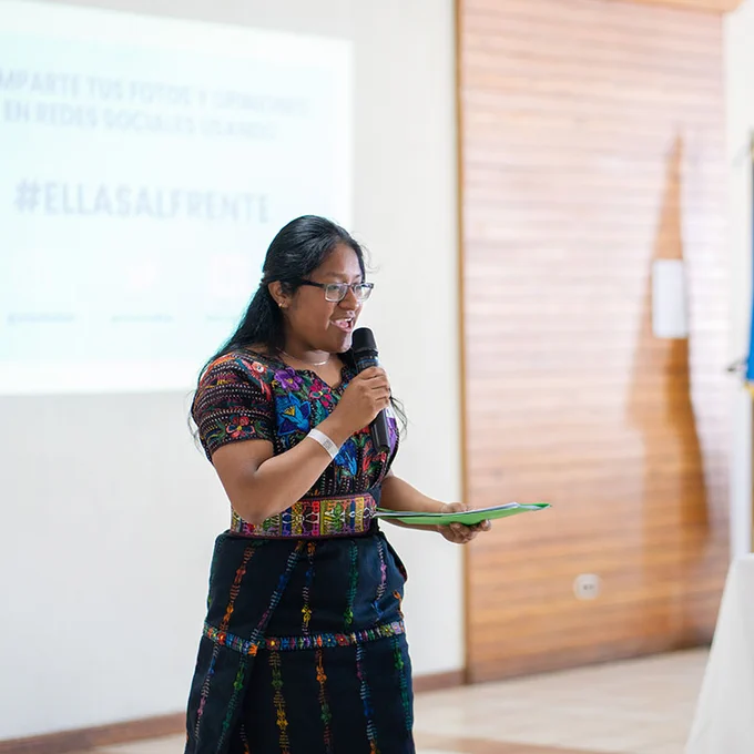 Wendy speaks at the Ellas al Frente conference.