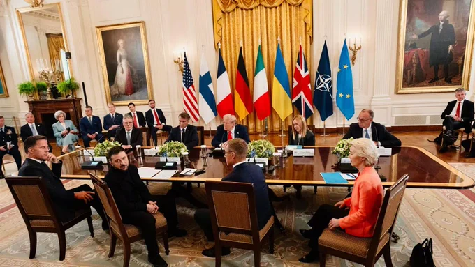 Cosa è emerso dal summit a Washington tra il Presidente americano Donald Trump, il Presidente ucraino Volodymyr Zelensky e vari leader europei, tra cui il presidente della Commissione Europea Ursula von der Leyen e il premier italiano Giorgia Meloni?  Pochino. tuttavia meglio di niente! Da quanto vien riportato, nell'incontro focalizzato sulla possibilità di porre fine al conflitto in Ucraina, non si è  raggiunto un accordo definitivo, ma si è fatto  un passo significativo. Secondo le dichiarazioni di Trump, l'Ucraina potrebbe riottenere il "suo territorio" come parte di un accordo di pace. A sorpresa, Trump ha anche annunciato di aver interrotto brevemente i colloqui per una telefonata con il presidente russo Vladimir Putin, per poi riprendere il confronto con gli altri leader. In conclusione, i risultati più rilevanti che emergono sono la possibile organizzazione di un incontro bilaterale tra Putin e Zelensky entro la fine di agosto e  un trilaterale che includerà anche Trump.