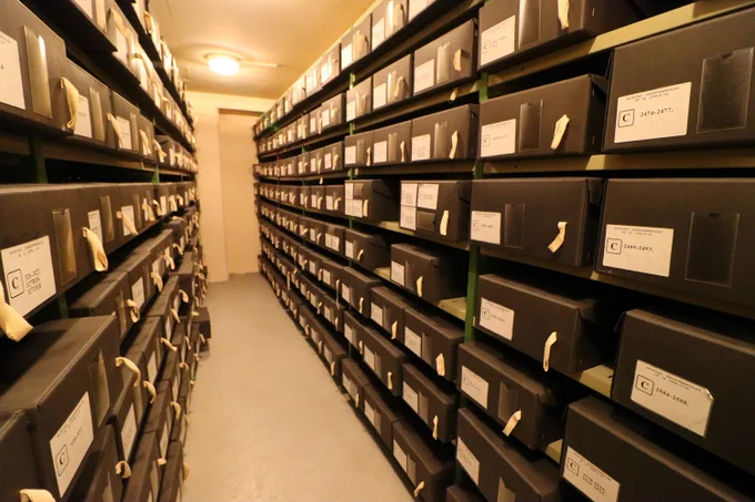 🏛 Des conditions de conservation adaptées
Car les lieux où sont conservées les archives sont tout aussi importants :
◽ Température et hygrométrie stables
◽ Ventilation en circuit fermé (pas d'air venant de l'extérieur)
◽ Rayonnages métalliques, pas de bois (à cause des bêbêtes) ou de plastique (peu durable et non résistant)
◽ Dispositifs de sécurité (alarme incendie et anti-intrusion) et quelqu'un qui circule régulièrement dans les magasins (pour identifier une fuite d'eau par exemple)
◽ Entretien régulier pour éliminer la poussière