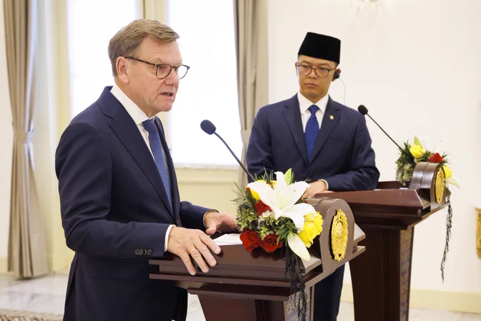 Foreign Minister Wadephul and his Indonesian counterpart Sugiono stand at podiums side by side during a press briefing at the Ministry of Foreign Affairs in Jakarta. © Photothek