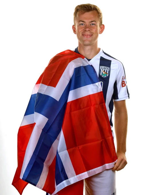 Aune Heggebø with a Norwegian flag.