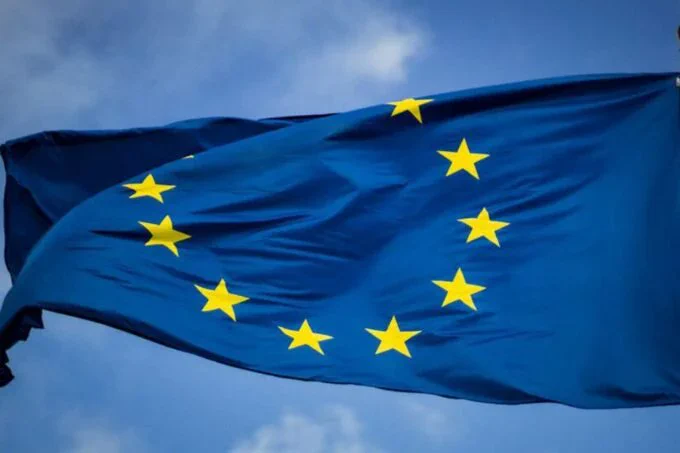 DPF : parapluie en papier, version 3.0

Le Tribunal de l’#UE vient d’entériner le Data Privacy Framework (affaire T-553/23). Traduction : "le droit américain assure une protection substantiellement équivalente". Sérieusement ? Après #SafeHarbor puis #PrivacyShield annulés, on nous rejoue l’"équivalence" sur promesse d’Executive Order. On applaudit… et on ressort déjà les plans B.

Soutien à @platombe : son recours n’était pas un caprice, mais une demande de garanties effectives (indépendance du recours américain, portée des accès étatiques). La Cour dit "circulez", les praticiens lisent "incertitude reportée". Même les associations privacy préviennent : la copie ne passera peut-être pas l’épreuve du temps.

👉 Ce qu’un décideur lucide fait dès aujourd’hui :

- Cartographier tous les transferts US (outils, sous-traitants, types de données).
- Minimiser (collecte & rétention), chiffrer bout-en-bout où c’est critique.
- Contractualiser la réversibilité   notification/contestation en cas d
