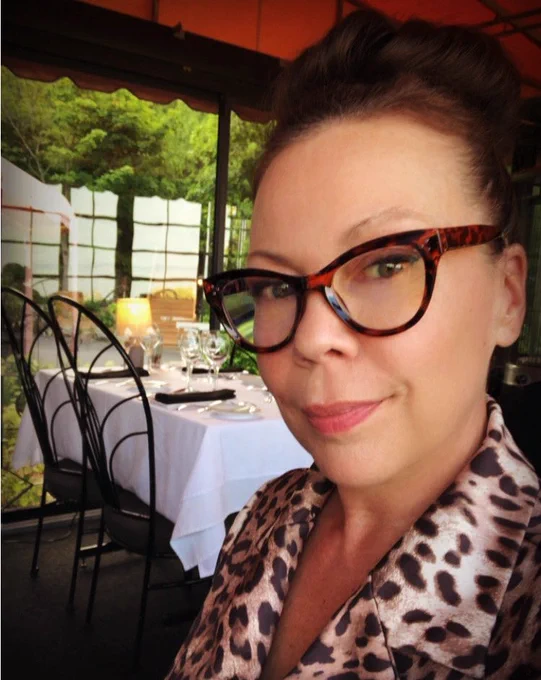 Cindy Cinnamon avec Lunettes et Chemisier Léopard