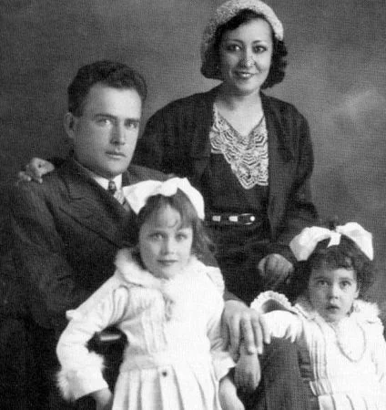 Fotografía donde aparece el ingeniero y aviador Virgilio Leret con su esposa, Carlota O'Neill, y sus hijas Mariela y Carlota.
Fuente: ivancastropalacios.com
